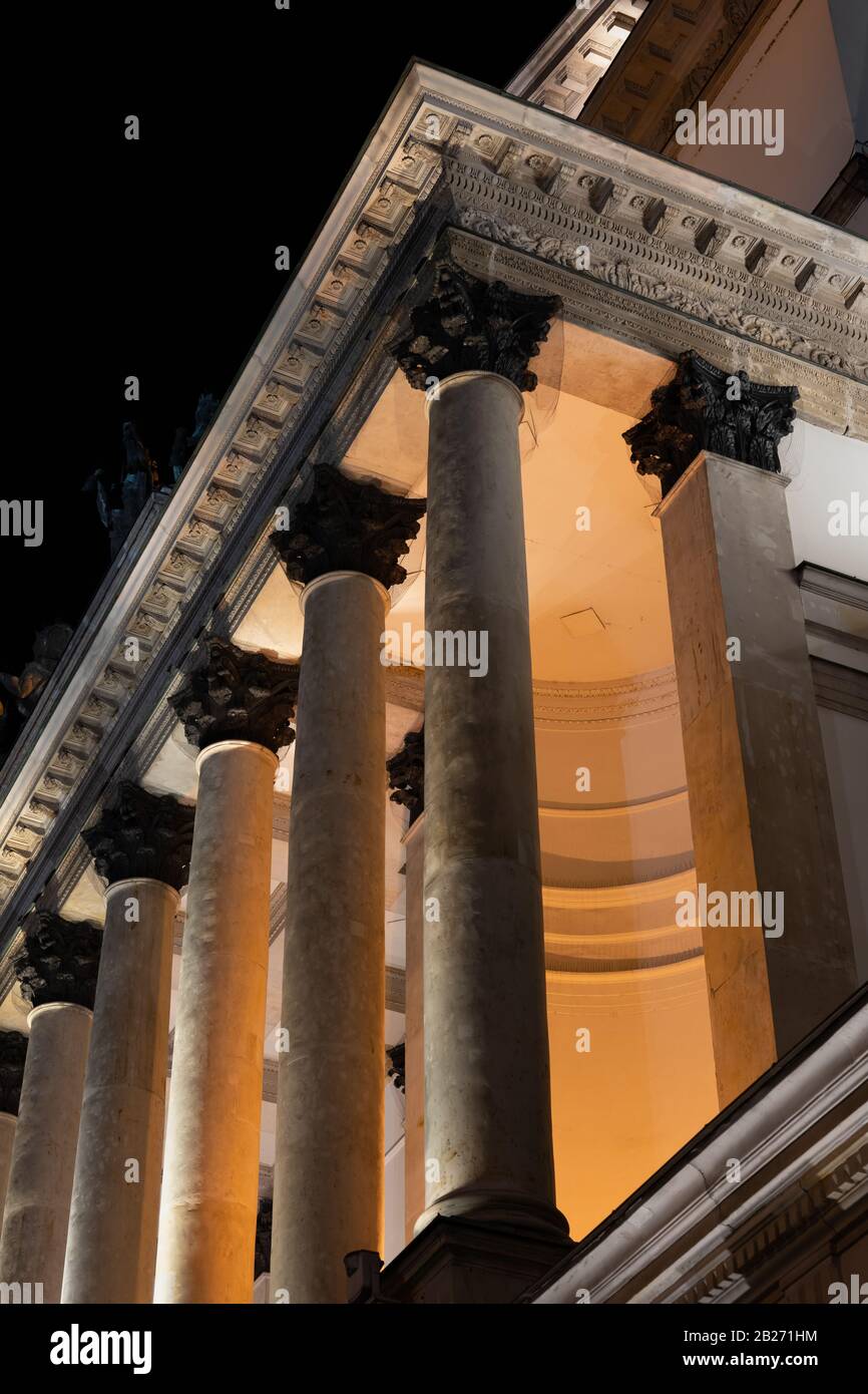 Le Grand Théâtre et l'Opéra National de Varsovie, Pologne, Clumns corinthiens de façade avant au-dessus de l'entrée, détails architecturaux illuminés à n Banque D'Images