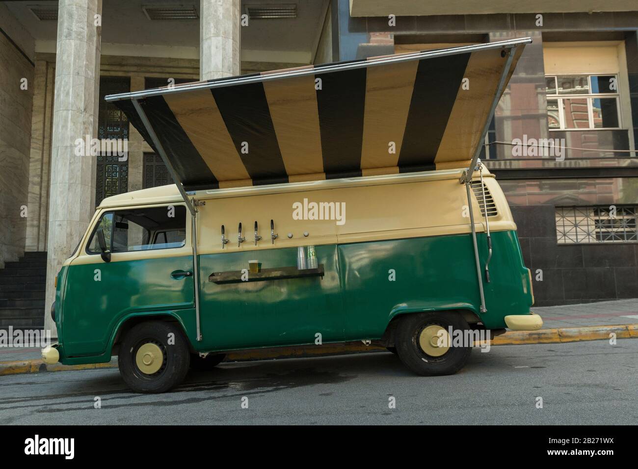 Florianopolis, Brésil - 22 février 2020: Vue latérale d'un camion isolé de prises de bière dans une fourgonnette verte et beige vintage. Les camions de nourriture est un alternatif Banque D'Images