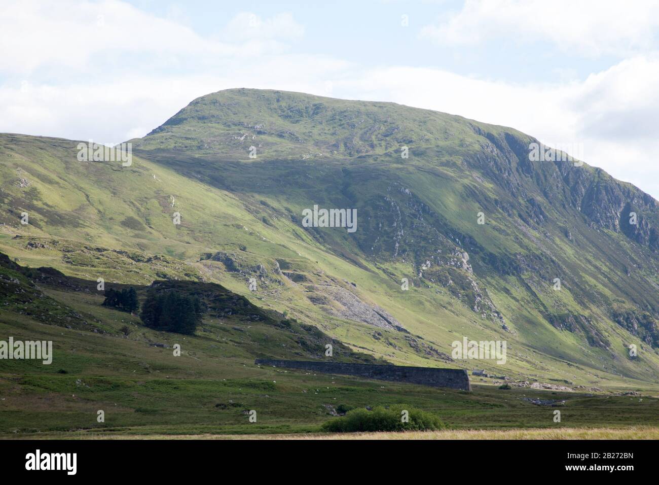 Vue vers Pen Llithrig-y-Wrach depuis le chemin menant au réservoir Llyn Eigiau sous Carnedd Llewelyn au-dessus de la vallée de Conwy Snowdonia North Wales Banque D'Images