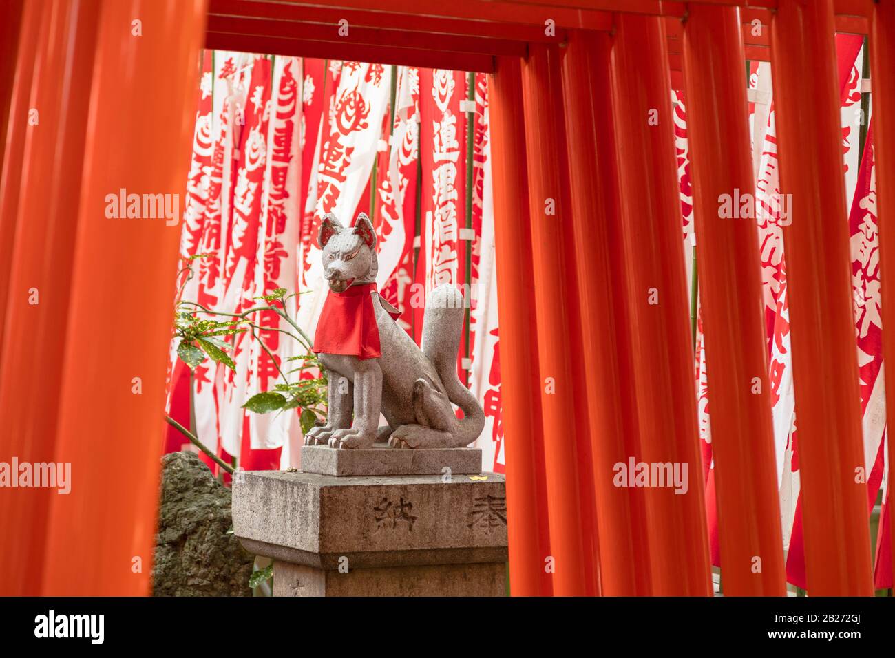 Statue animale et portes tori au sanctuaire, Nagoya, Japon Banque D'Images