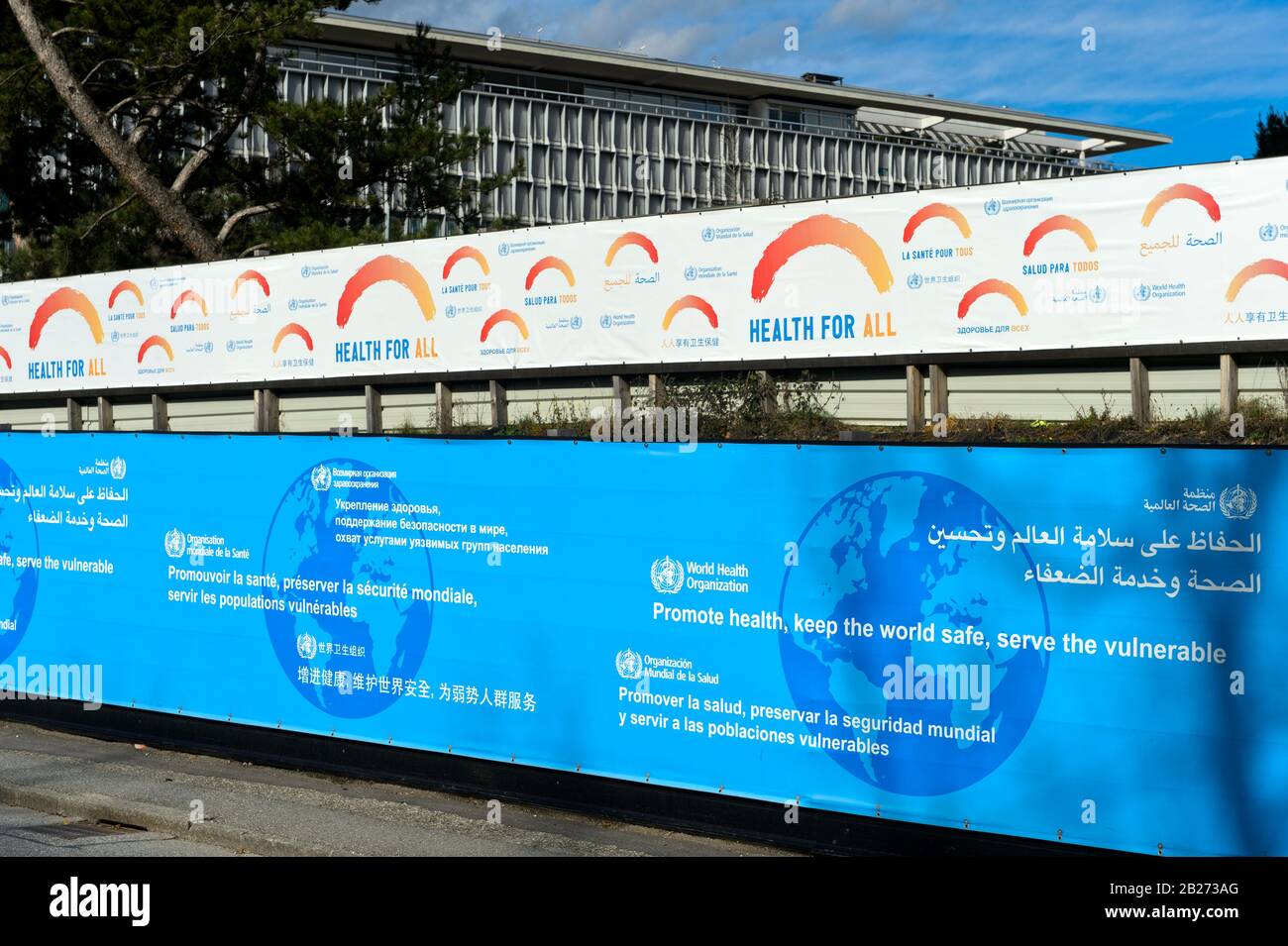 Murs d'affiches avec la devise Santé pour tous et autres slogans au siège de l'Organisation mondiale de la santé, OMS, Genève, Suisse Banque D'Images