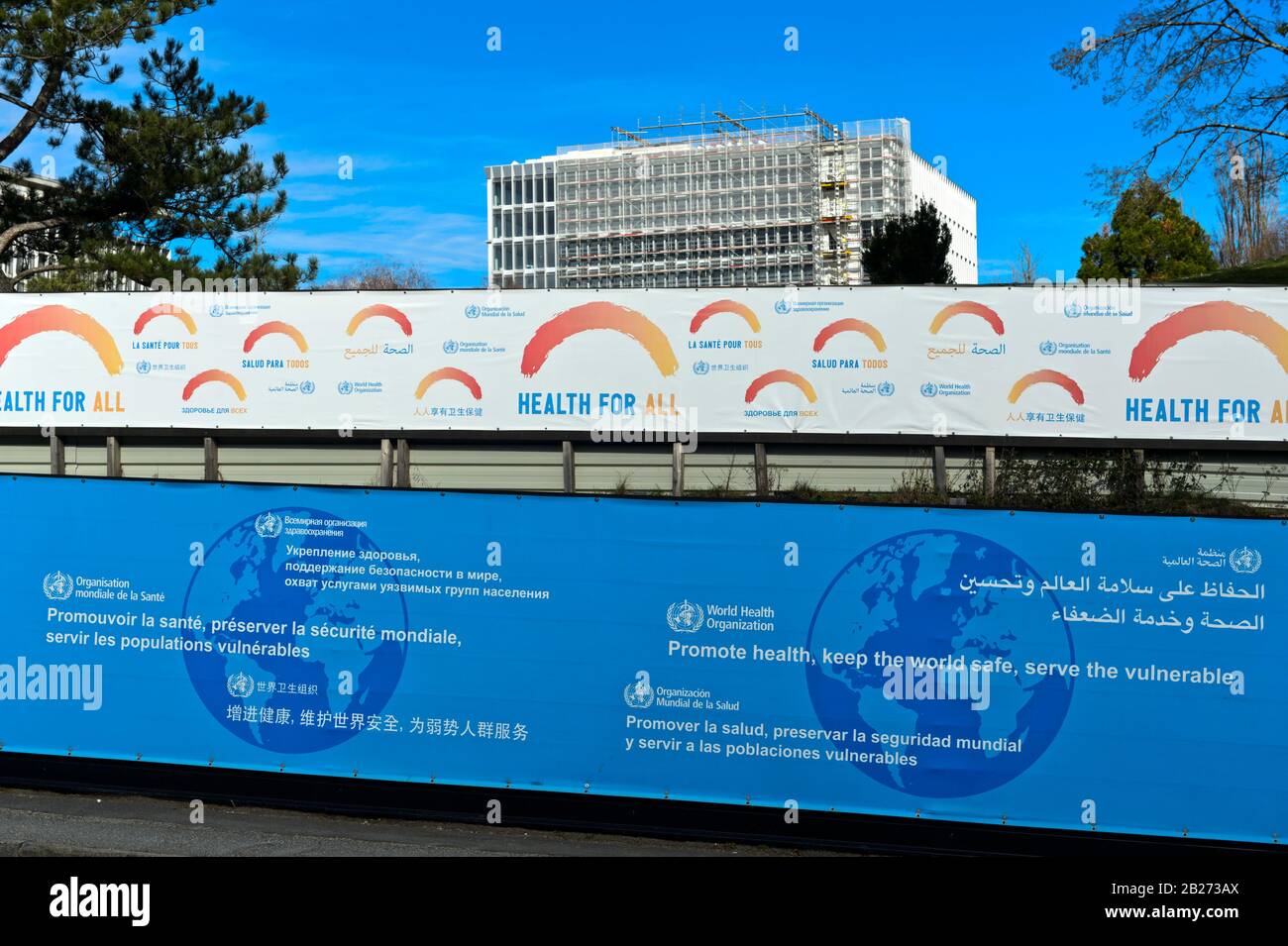 Murs d'affiches avec la devise Santé pour tous et autres slogans au siège de l'Organisation mondiale de la santé, OMS, Genève, Suisse Banque D'Images