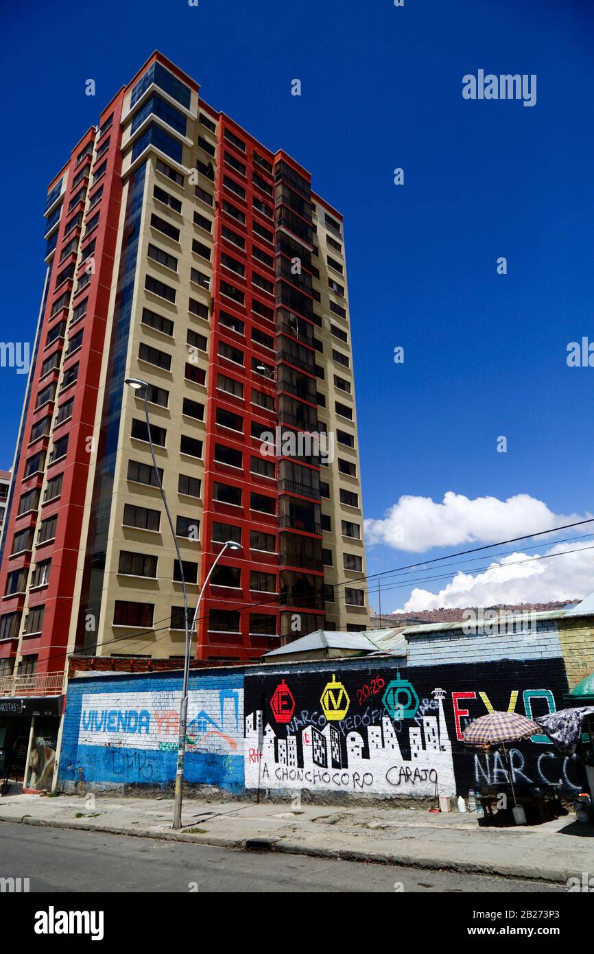 La Paz; Bolivie; 29 février 2020: Des graffitis de protestation peints sur une fresque de propagande avec des téléphériques pour la campagne controversée 2019 de l'ancien président Evo Morales. La Bolivie a tenu des élections présidentielles le 20 octobre 2019; une enquête ultérieure de l'OEA a confirmé un grand nombre d'irrégularités et, après la démission du président Evo Morales, après de grandes manifestations. De nouvelles élections présidentielles en Bolivie sont prévues pour le 3 mai 2020. Banque D'Images