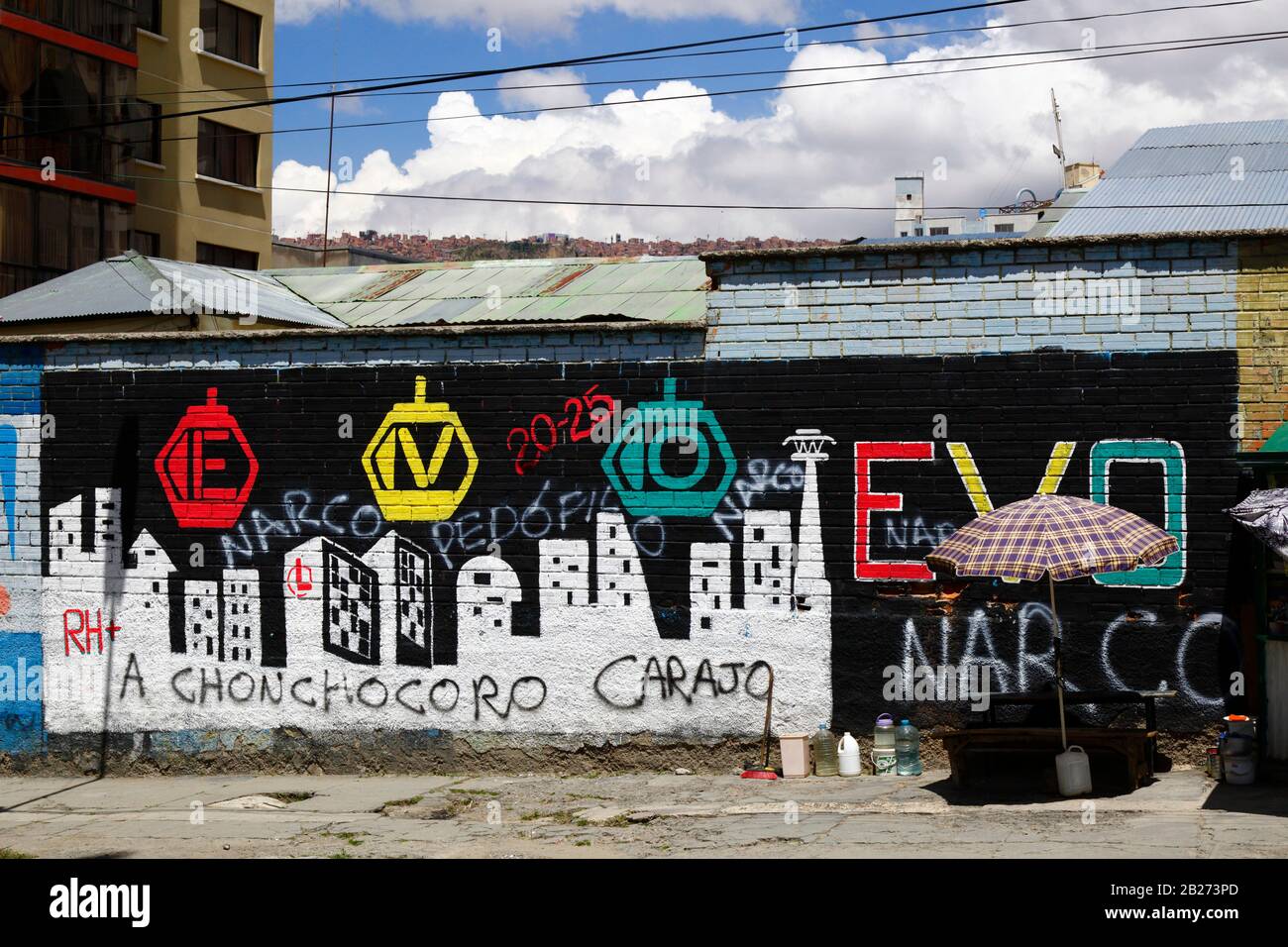 La Paz; Bolivie; 29 février 2020: Des graffitis de protestation peints sur une fresque de propagande avec des téléphériques pour la campagne controversée 2019 de l'ancien président Evo Morales. La Bolivie a tenu des élections présidentielles le 20 octobre 2019; une enquête ultérieure de l'OEA a confirmé un grand nombre d'irrégularités et, après la démission du président Evo Morales, après de grandes manifestations. De nouvelles élections présidentielles en Bolivie sont prévues pour le 3 mai 2020. Banque D'Images