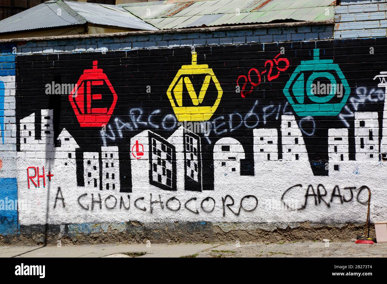 La Paz; Bolivie; 29 février 2020: Des graffitis de protestation peints sur une fresque de propagande avec des téléphériques pour la campagne controversée 2019 de l'ancien président Evo Morales. La Bolivie a tenu des élections présidentielles le 20 octobre 2019; une enquête ultérieure de l'OEA a confirmé un grand nombre d'irrégularités et, après la démission du président Evo Morales, après de grandes manifestations. De nouvelles élections présidentielles en Bolivie sont prévues pour le 3 mai 2020. Banque D'Images