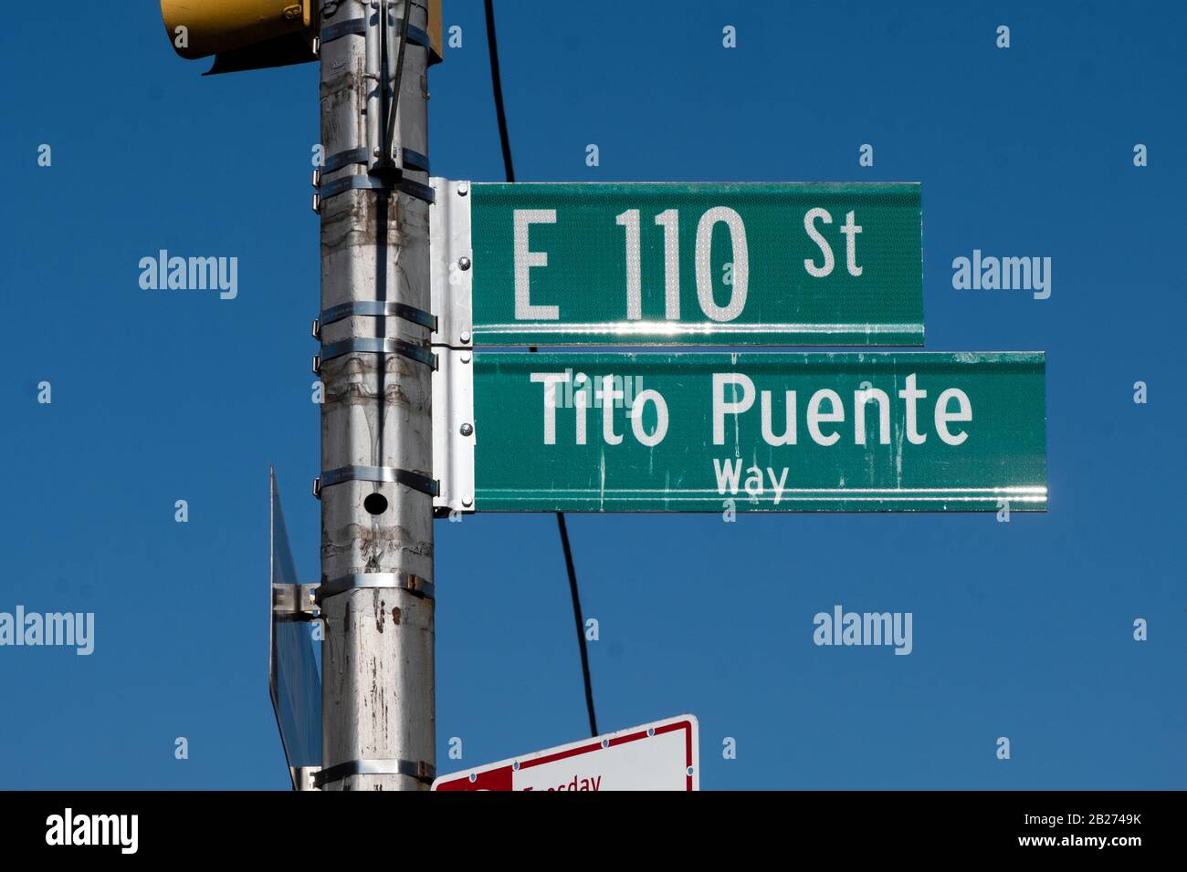 Un panneau de rue pour TITO PUENTE WAY honorant le défunt interprète de jazz latin et bandleader. Au 3ème Avenue & !00ème Street en espagnol Harlem, Manhattan, New York. Banque D'Images