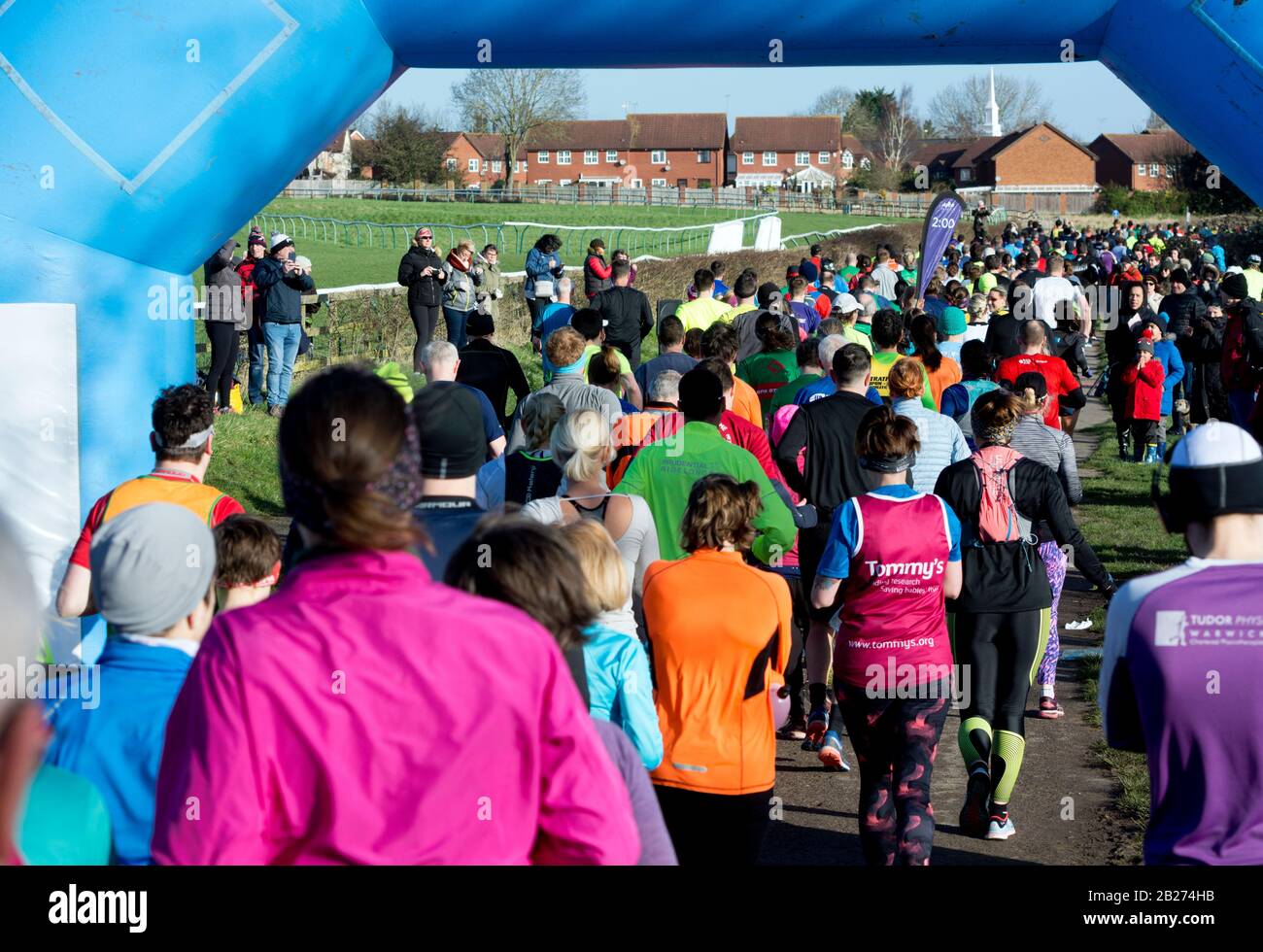 Vue arrière des coureurs à partir du demi-marathon de Warwick, Warwickshire, Royaume-Uni Banque D'Images