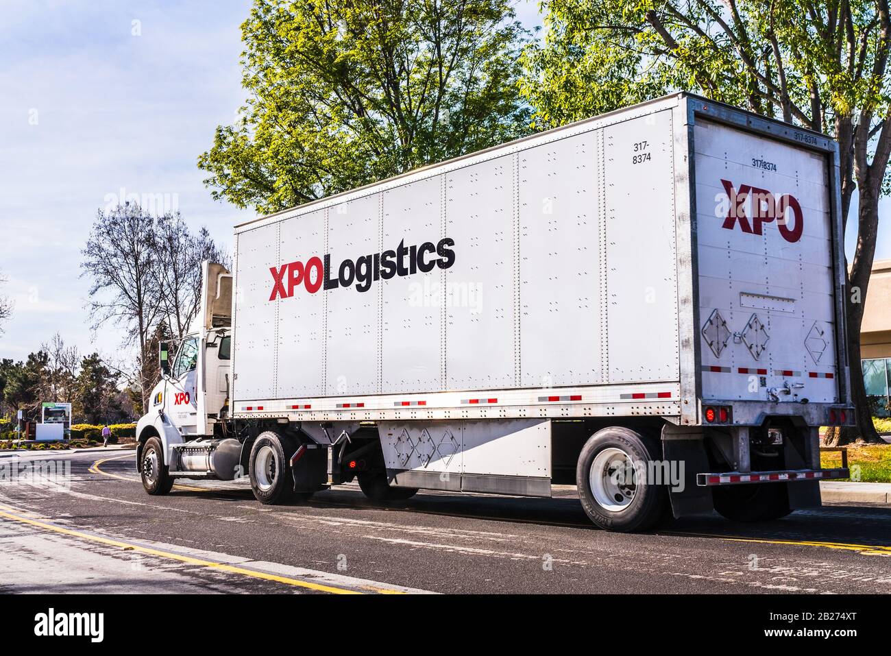 27 févr. 2020 San Jose / CA / USA - XPO Logistique camions livraisons; XPO Logistics, Inc. Est l'un des 10 plus grands fournisseurs de transport et Banque D'Images