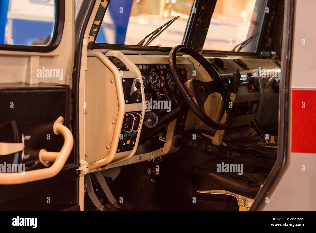 Phare de fond militaire sur un support de personnel blindé. Grand projecteur militaire puissant monté sur le corps d'un véhicule de combat Banque D'Images