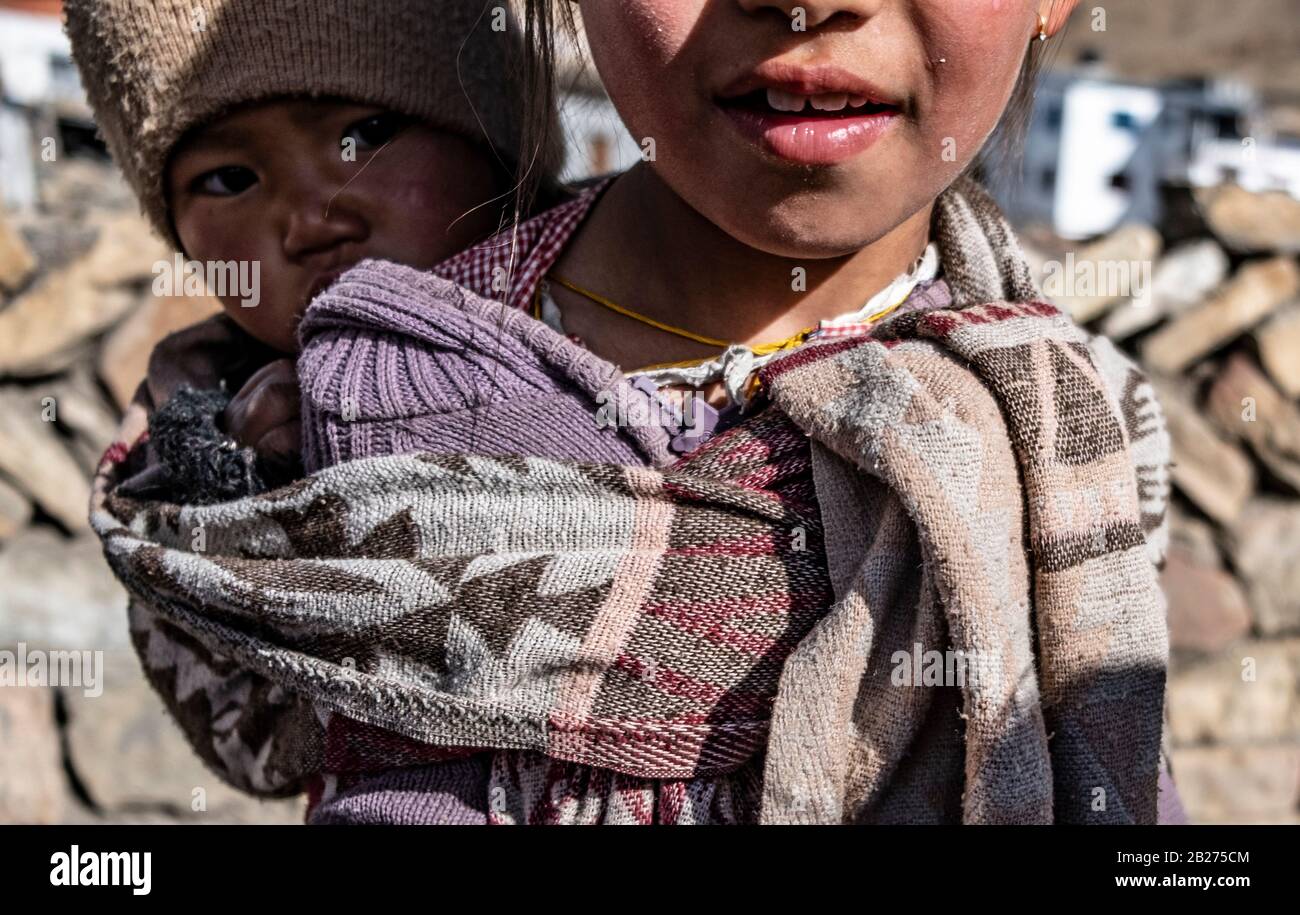 Portrait de jeunes enfants du village de Mane, de la vallée de Spiti, de l'Himachal Pradesh. Banque D'Images