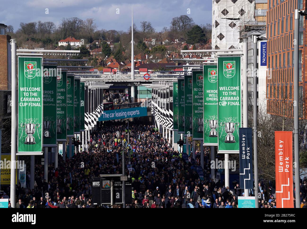 Vue sur les fans qui descendent Wmebley Way avant la finale de la coupe Carabao au stade Wembley, Londres. Banque D'Images
