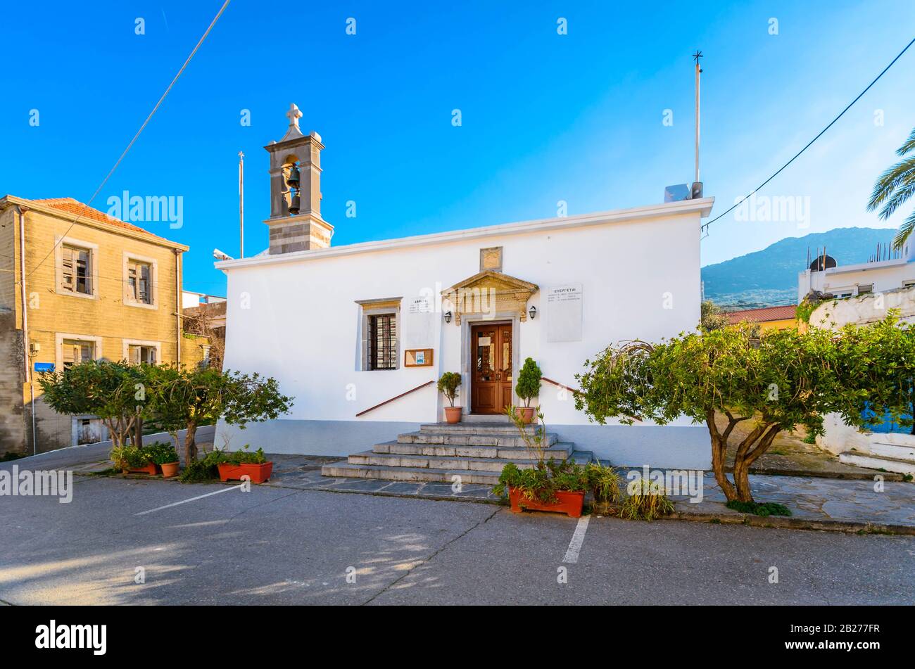 Belle église située dans un quartier de Neapoli, l'une des plus belles villes de Crète. Banque D'Images