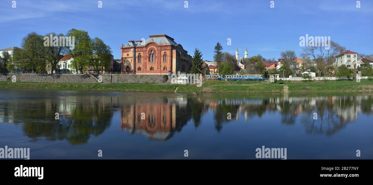 Vue panoramique sur Uzhgorod. Rivière UZH en premier plan. Ancienne synagogue, et maintenant - l'Orchestre philharmonique, au centre de la composition. Banque D'Images