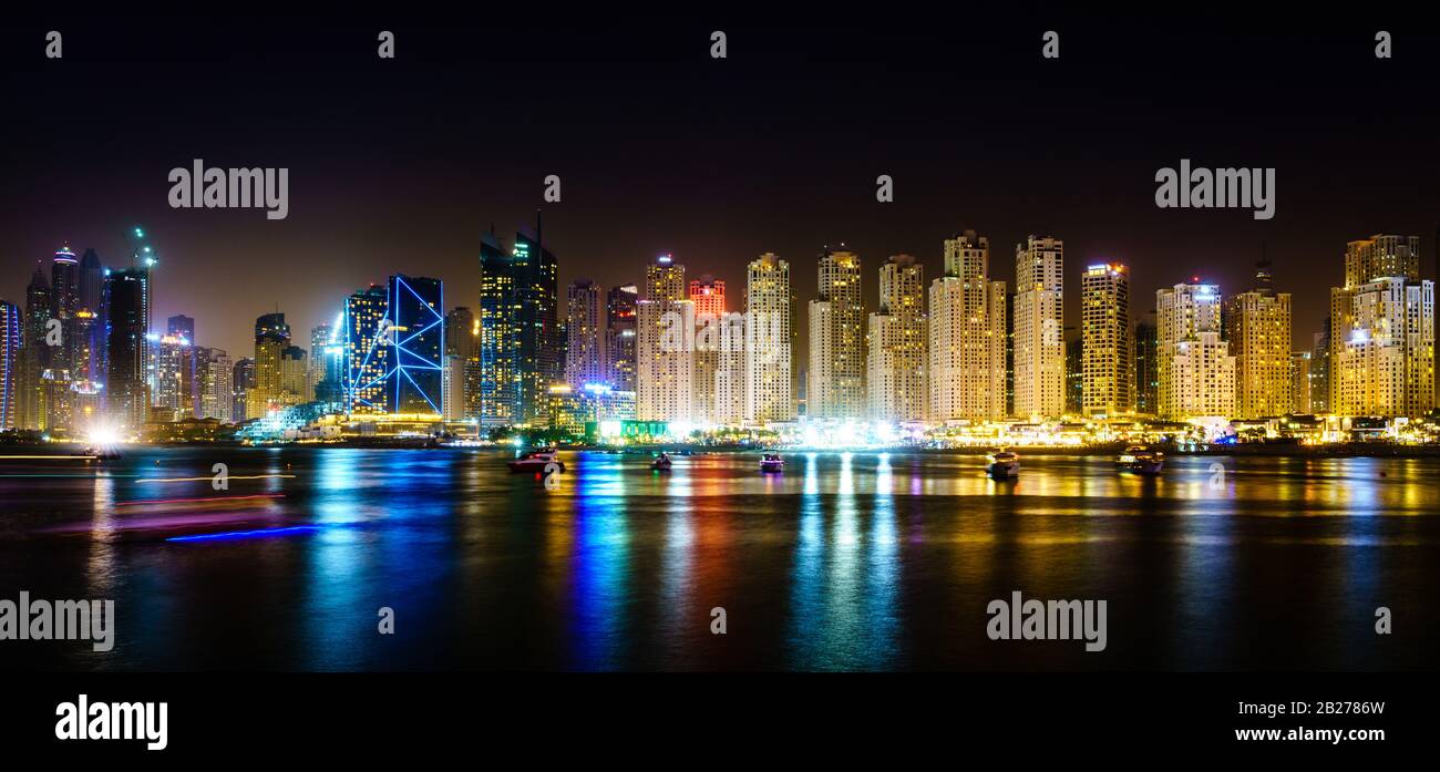 Vue nocturne sur le port de plaisance de Dubaï et la ville de Jumeirah Beach Residence en 2019 Banque D'Images