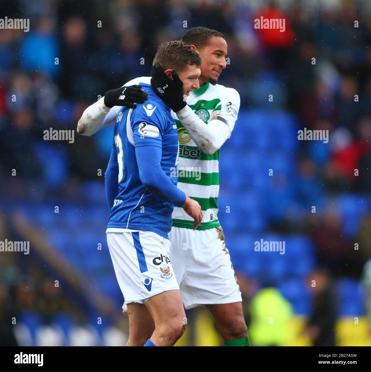 Perth, Royaume-Uni. 01 mars 2020. Scottish Premiership Football, St Johnstone Versus Celtic; Christopher Jullien Of Celtic Hugs Liam Gordon Of St Johnstone Credit: Action Plus Sports Images/Alay Live News Banque D'Images