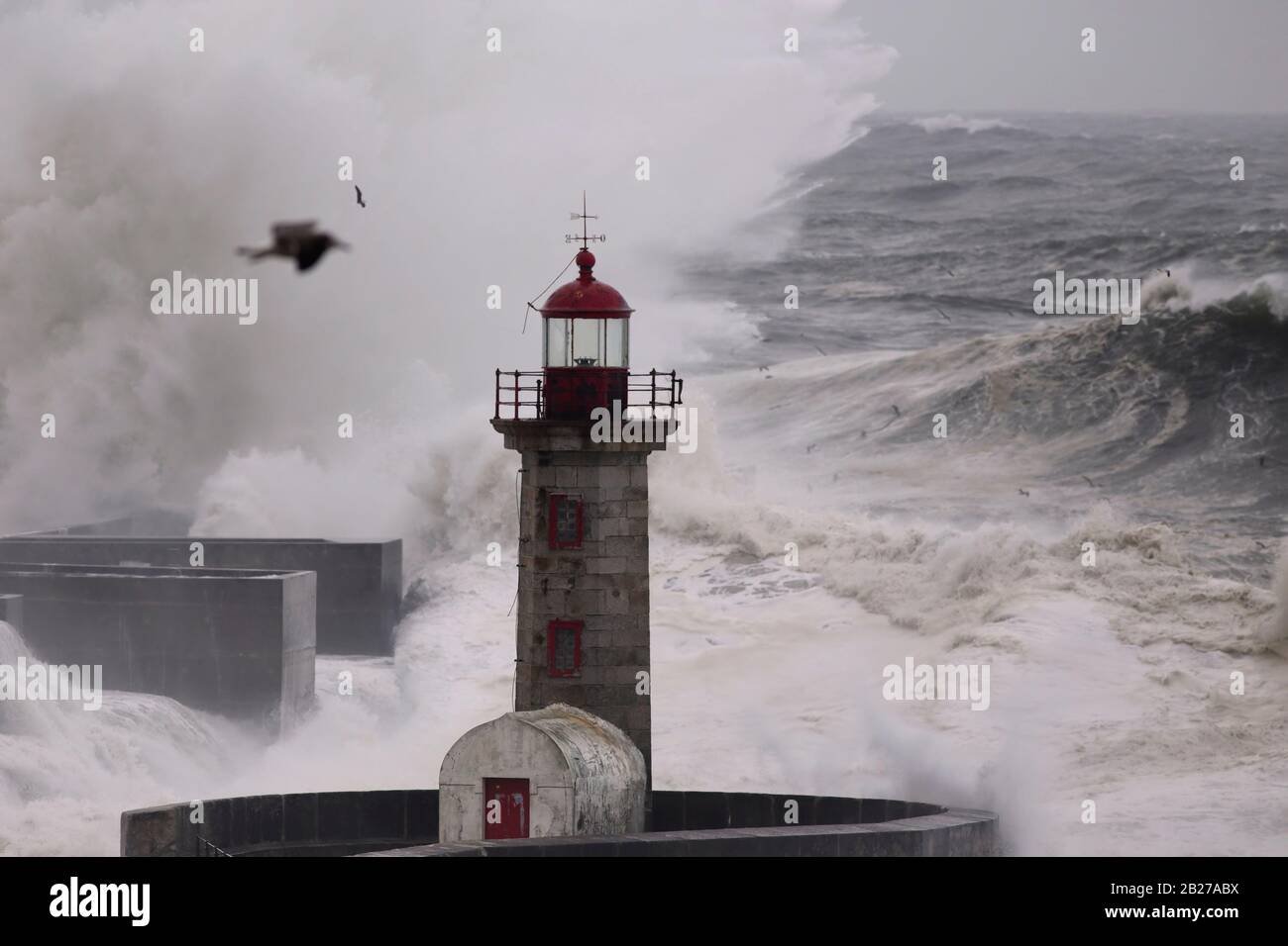 Tempête en mer. Vieux quai et phare de la rivière Douro. Banque D'Images