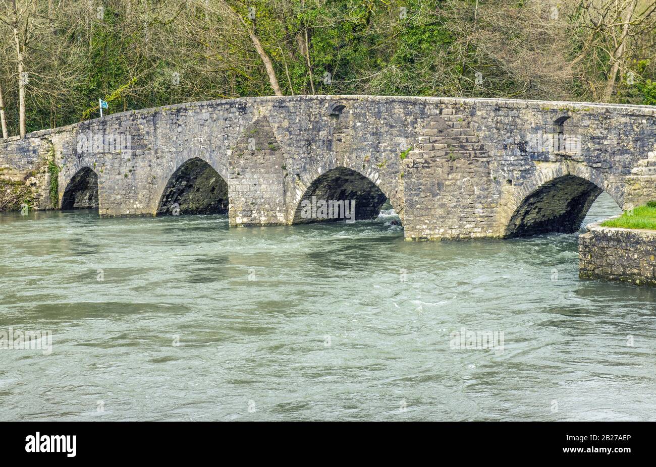 Le pont de trempage Merthyr Mawr où les moutons étaient « ébréchés » dans la rivière Ogmore à travers les trous sur le côté du pont pour aider à éliminer les insectes, etc Banque D'Images