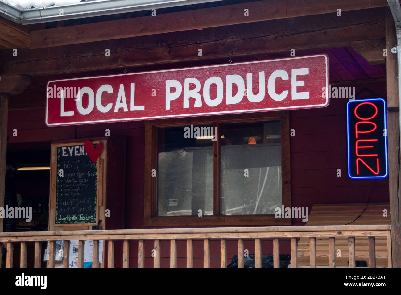 Panneau De Produits locaux rouge et blanc au-dessus d'un panneau lumineux fluorescent ouvert Banque D'Images