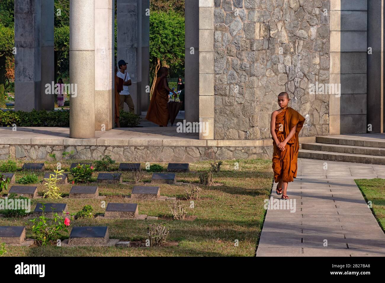 Taukkyan, Myanmar - 30 décembre 2019: Un moine marchant dans le cimetière de guerre de Taukkyan. C'est un cimetière pour les soldats alliés du Commonwealth britannique Banque D'Images