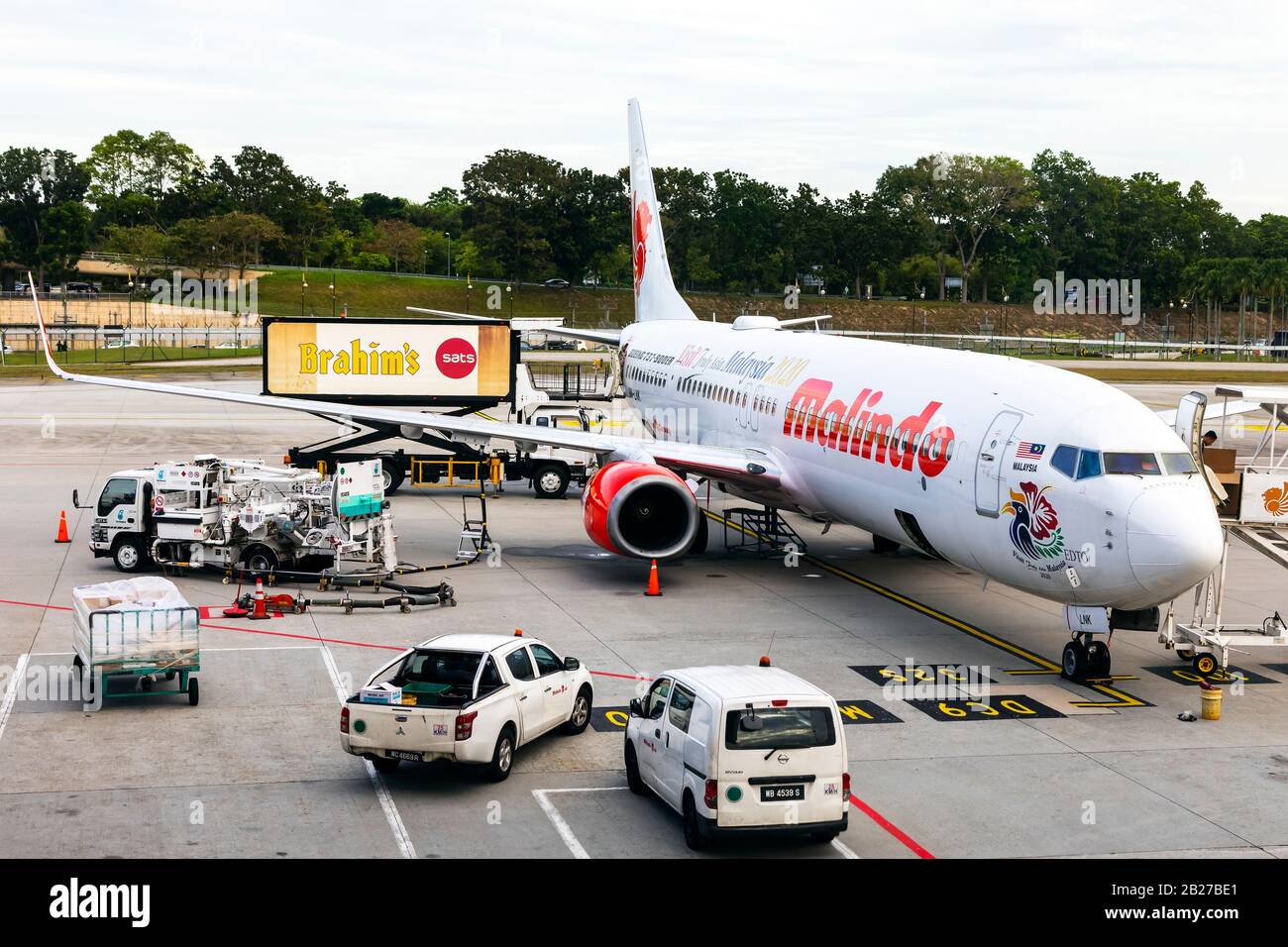 L'avion Boeing 737-900 ER de Malindo avec deux moteurs CFMI est ravitaillé et chargé à l'aéroport de Kuala Lumpur, en Malaisie, en Asie Banque D'Images