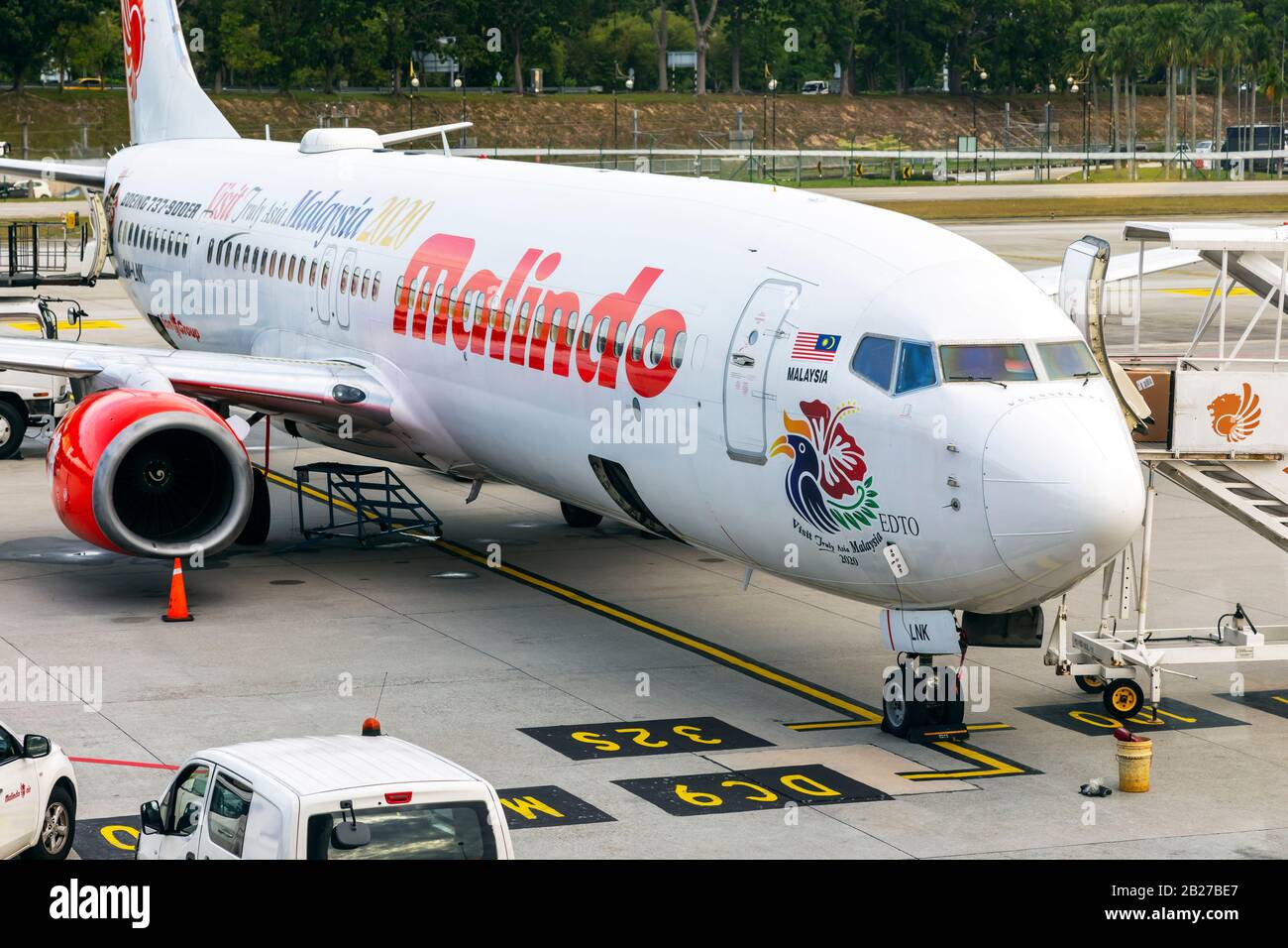 L'avion Boeing 737-900 ER de Malindo avec deux moteurs CFMI est ravitaillé et chargé à l'aéroport de Kuala Lumpur, en Malaisie, en Asie Banque D'Images