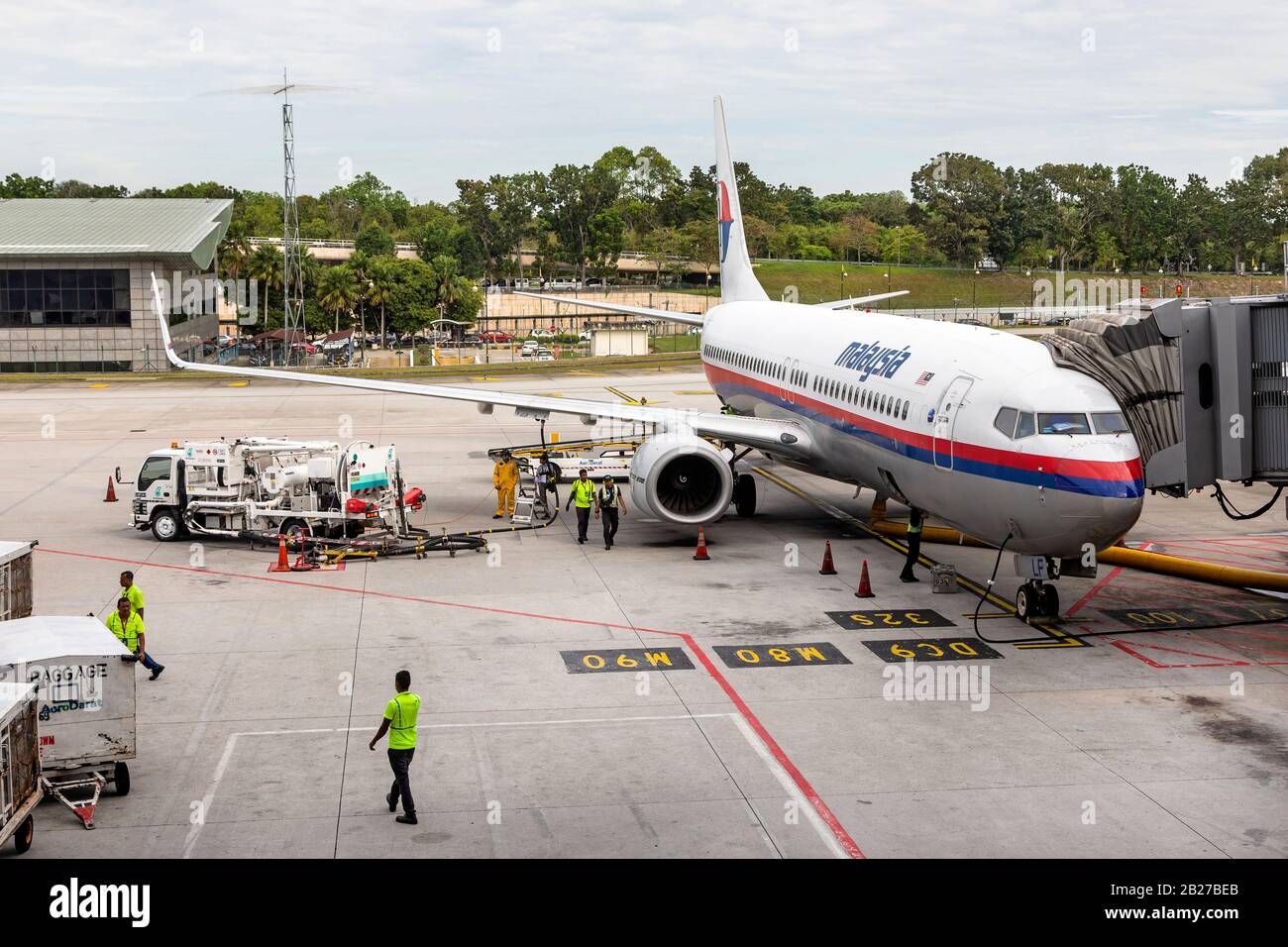 Les compagnies aériennes malaisiennes Boeing 737-800 sont réapprovisionnés et ravitaillés à l'aéroport de Kuala Lumpur, en Malaisie, Banque D'Images