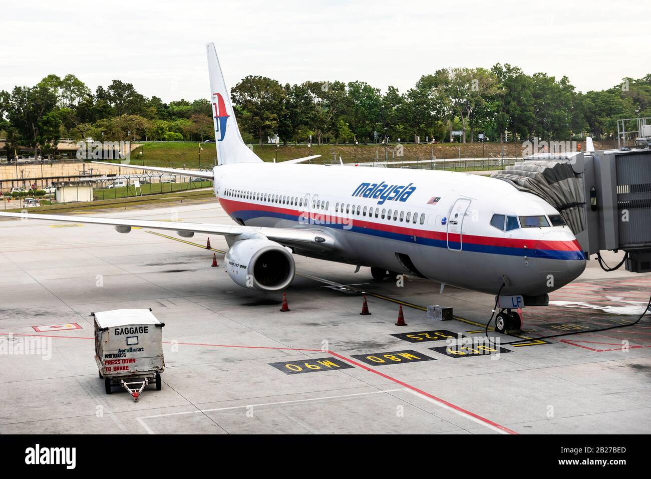 Avion malaisien, Boeing 737-800 étant réapprovisionné et chargeant des passagers à l'aéroport de Kuala Lumpur, en Malaisie, en Asie Banque D'Images