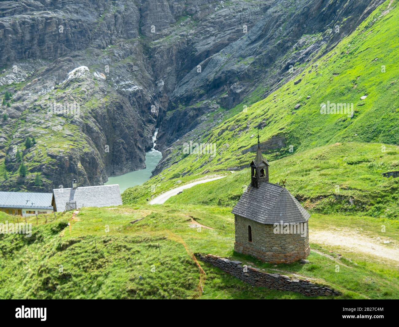 Petite chapelle de montagne sur la route alpine de Grossglockner (Grossglockner Hochalpenstrasse), Autriche Banque D'Images