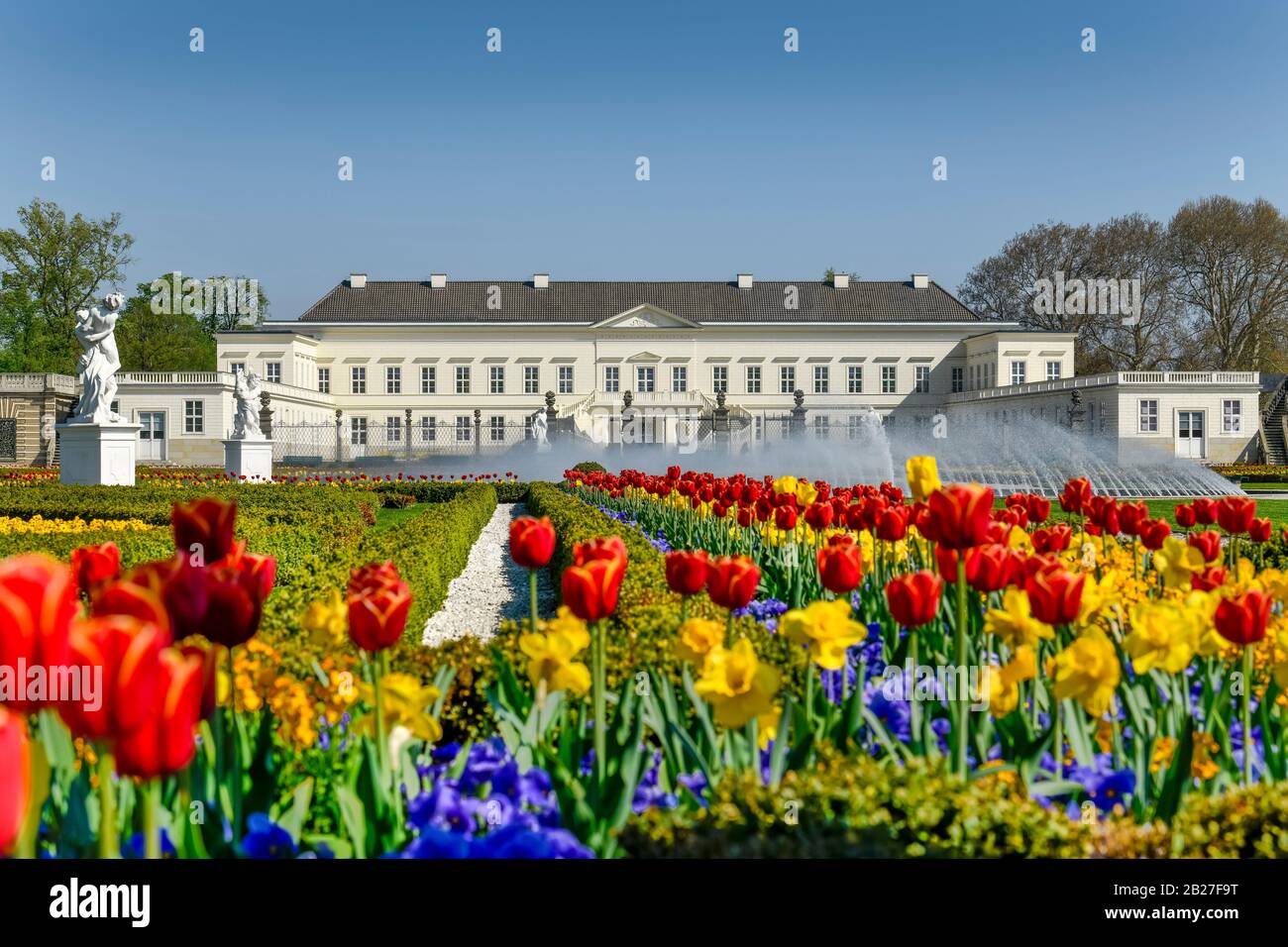 Tulpenbeete, Glockenfontäne, Schloß, Großer Garten, Herrenhäuser Gärten, Hanovre, Niedersachsen, Allemagne Banque D'Images