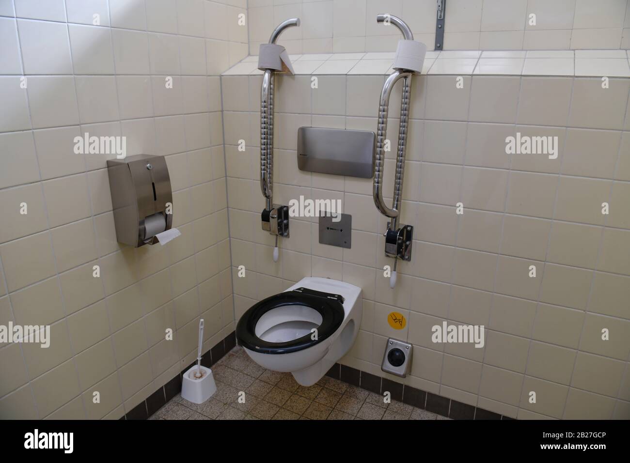 Behindertentoilette, Öffentliche Toilette, Hanovre, Niedersachsen, Allemagne  Photo Stock - Alamy