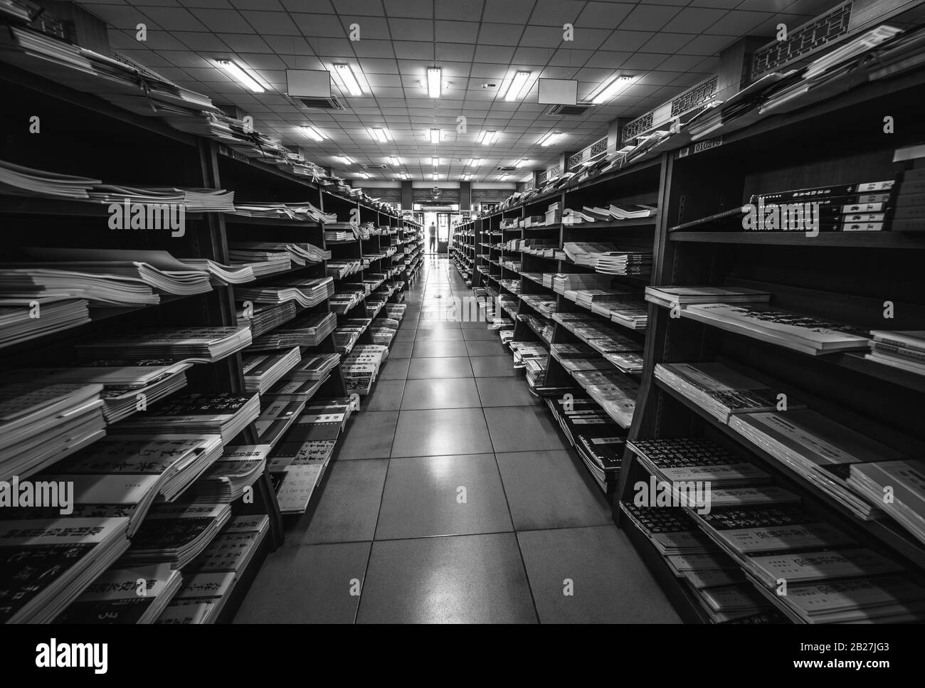 Beijing, СHINA - 01 JUIN 2019: Bibliothèque chinoise traditionnelle avec étagères de livres anciens et modernes. Banque D'Images