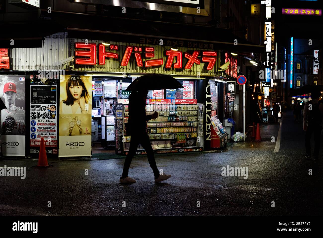 Les rues Shinjuku lors d'une nuit de pluie à Tokyo, au Japon, en 2019. Banque D'Images