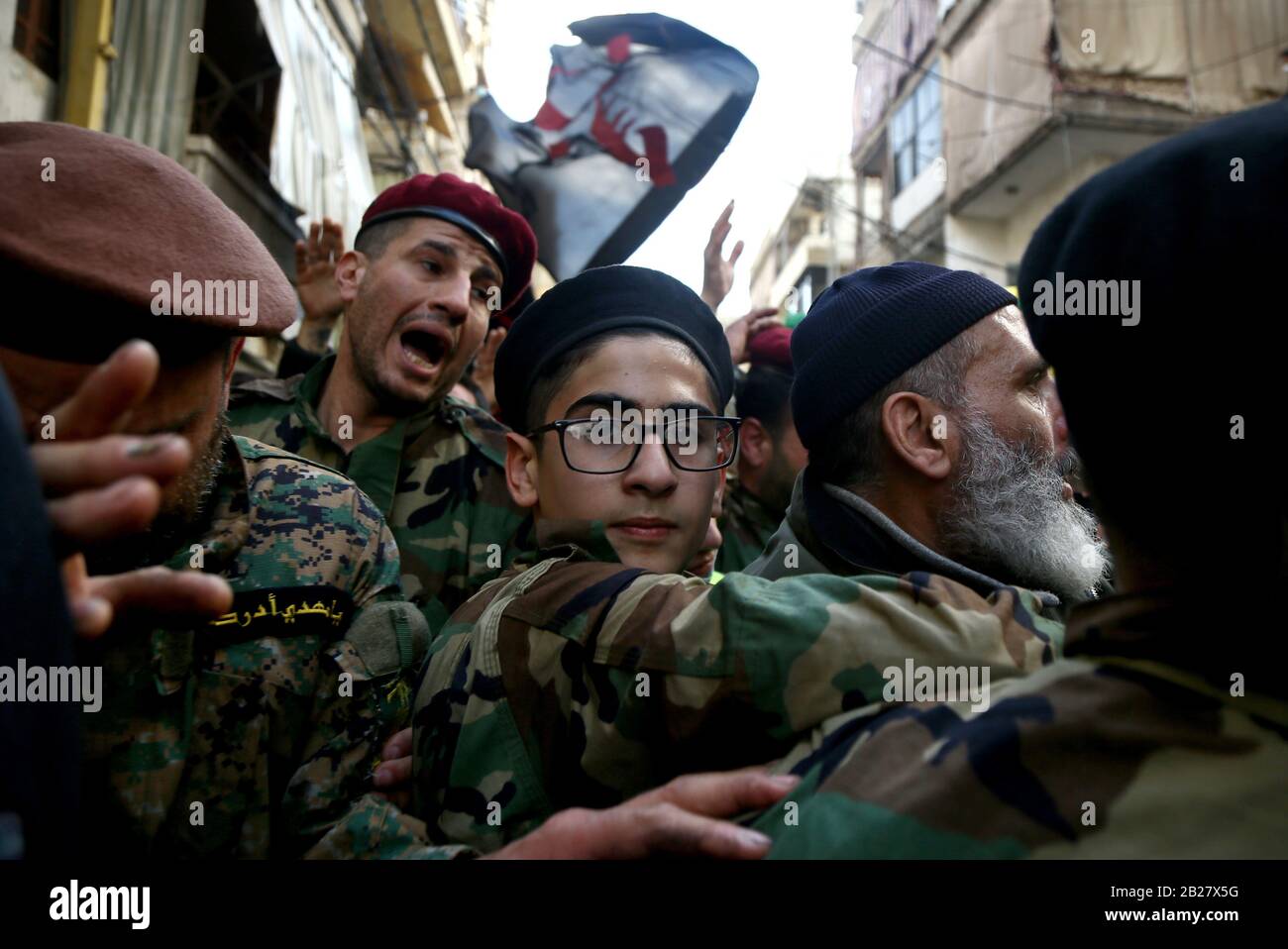 Beyrouth, Liban. 01 mars 2020. Les militants pro-iraniens du Hezbollah participent à la procession funéraire de cinq de leurs collègues tués lors d'affrontements avec l'armée turque dans la province syrienne d'Idlib. Au moins 14 combattants de la milice chiite du Hezbollah libanais, dont un iranien, tués samedi dans une attaque par des drones turcs dans la campagne d'Idlib et d'Aleppo, ont déclaré un groupe de surveillance. Crédit: Marwan Naamani/Dpa/Alay Live News Banque D'Images