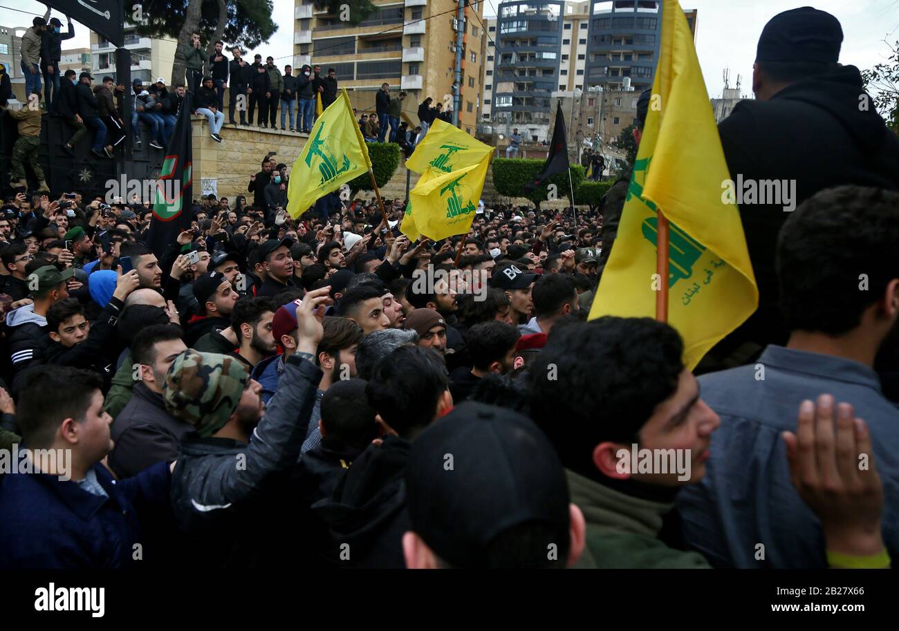 Beyrouth, Liban. 01 mars 2020. Les militants pro-iraniens du Hezbollah ont des drapeaux et des slogans tirants lors de la procession funéraire de cinq de leurs collègues tués lors d'affrontements avec l'armée turque dans la province syrienne d'Idlib. Au moins 14 combattants de la milice chiite du Hezbollah libanais, dont un iranien, tués samedi dans une attaque par des drones turcs dans la campagne d'Idlib et d'Aleppo, ont déclaré un groupe de surveillance. Crédit: Marwan Naamani/Dpa/Alay Live News Banque D'Images