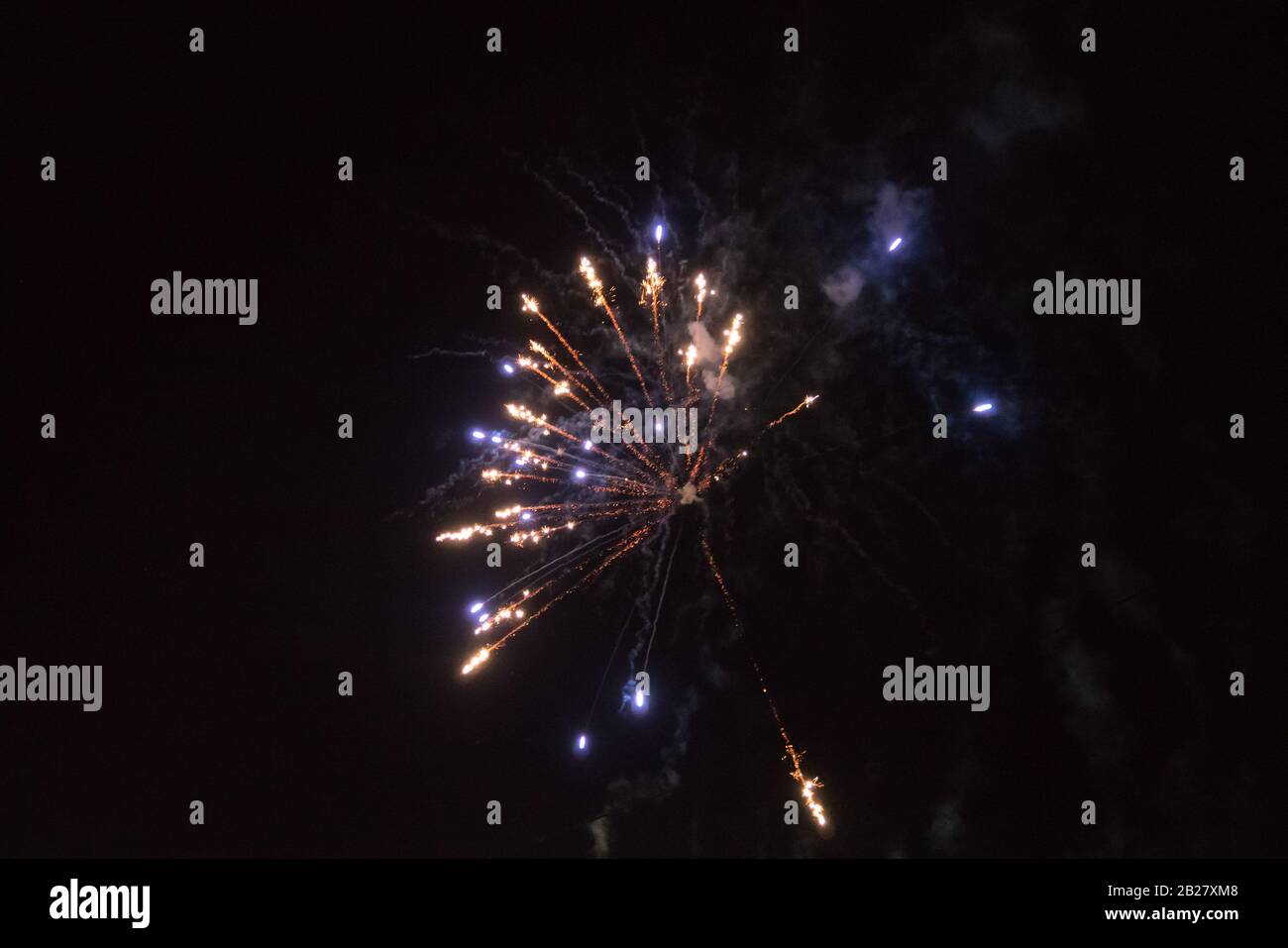 Petits feux d'artifice simples dans un ciel noir et nocturne. Petits feux d'artifice simples dans un ciel noir et nocturne. La photo montre seulement un lance-roquettes. Bac vide Banque D'Images