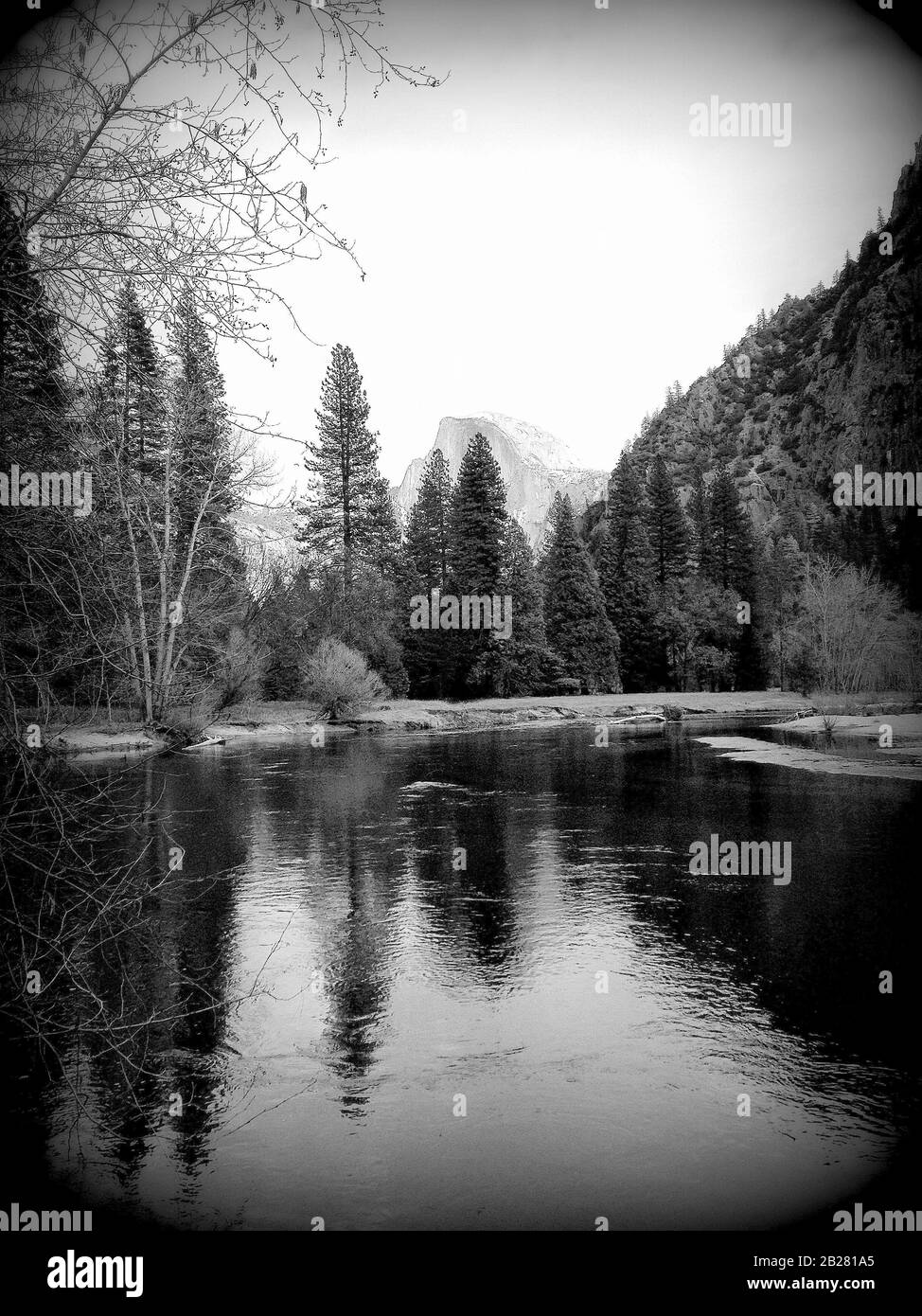 Vue sur le ruisseau Yosemite dans la vallée de Yosemite, Sierra Nevada dans le nord de la Californie, États-Unis, photo noire et blanche Banque D'Images