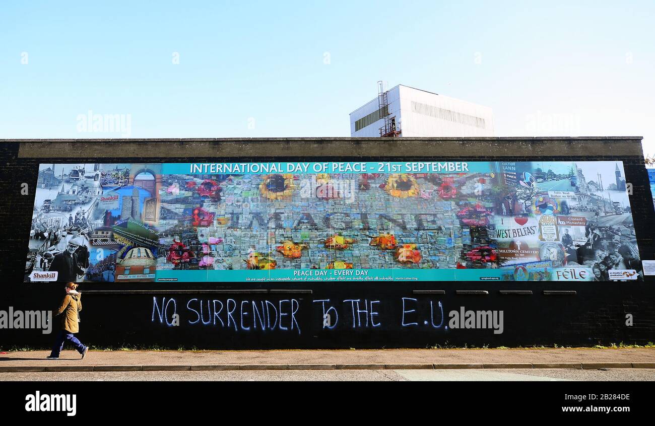 Graffiti anti-européen sur la ligne de paix à Belfast, en Irlande du Nord, devant le Royaume-Uni négociant un accord avec l'Union européenne sur la manière de quitter l'UE. Banque D'Images