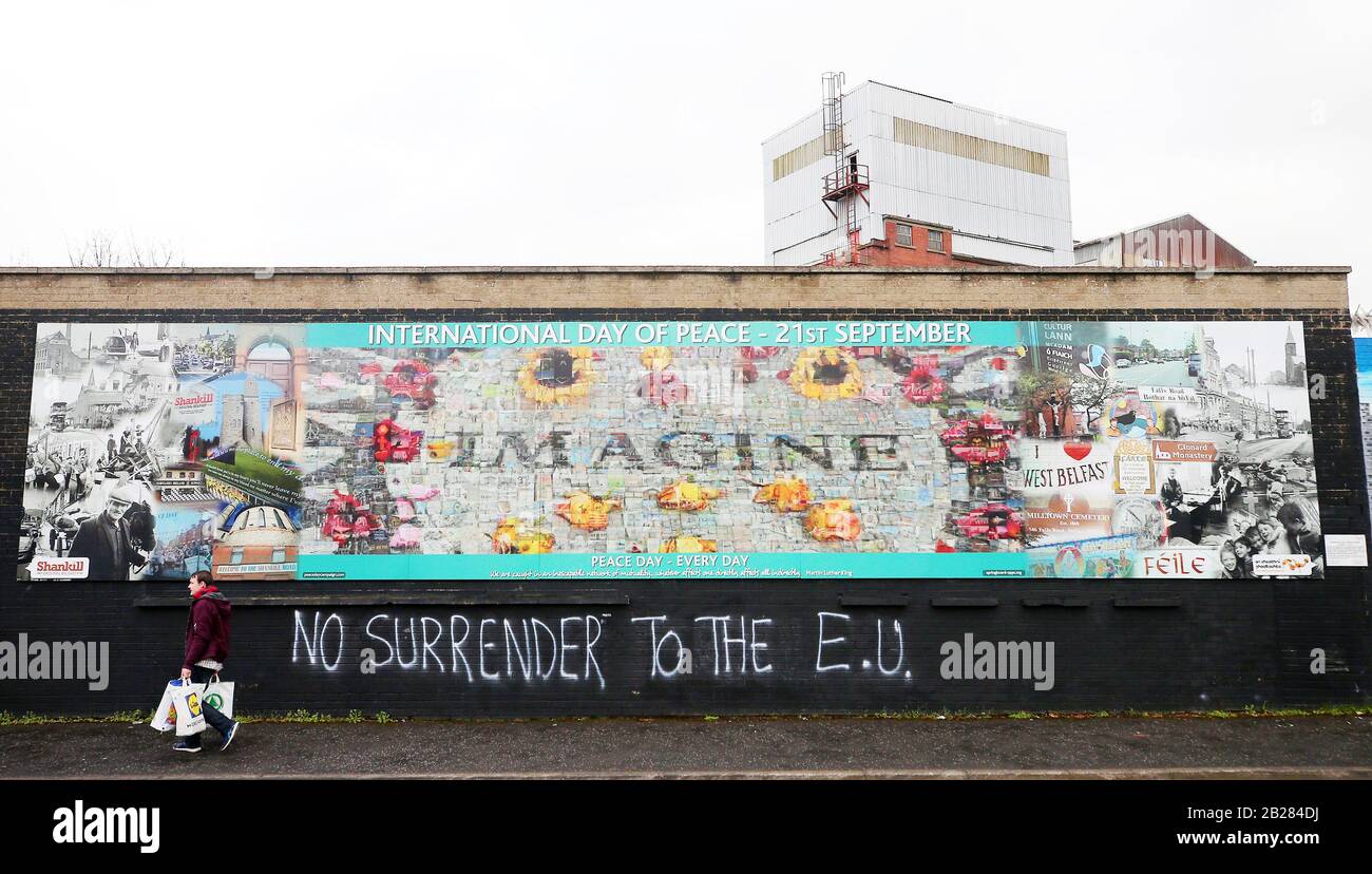 Graffiti anti-européen sur la ligne de paix à Belfast, en Irlande du Nord, devant le Royaume-Uni négociant un accord avec l'Union européenne sur la manière de quitter l'UE. Banque D'Images