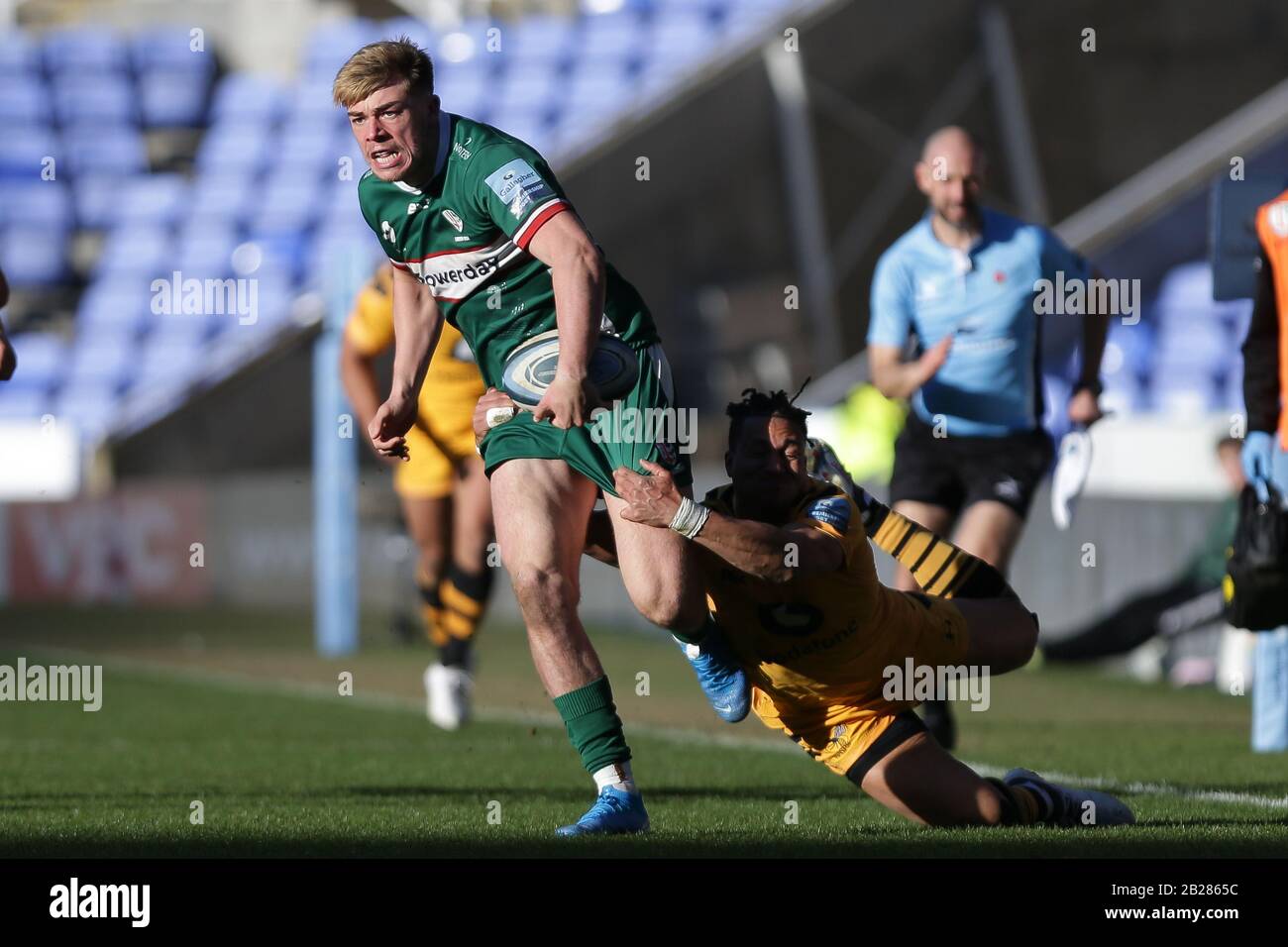 Lecture, Royaume-Uni. 1 mars 2020. Marcus Watson de Wasps Rugby s'attaquant à Ollie Hassell Collins de Londres Irish lors du match de première main Gallagher entre London Irish et London Wasps au Madejski Stadium, en lecture le dimanche 1 mars 2020. (Crédit: Jacques Feeney | MI News) la photographie ne peut être utilisée qu'à des fins de rédaction de journaux et/ou de magazines, licence requise à des fins commerciales crédit: Mi News & Sport /Alay Live News Banque D'Images