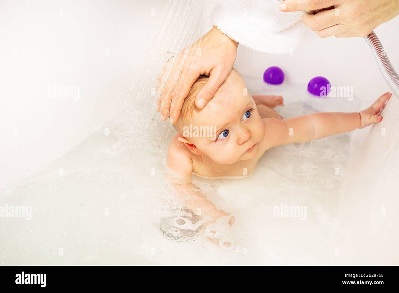 Mere Laver Bebe Enfant Tout Petit Garcon Dans La Salle De Bains Baignoire Douche Et Cheveux Photo Stock Alamy Mere Laver Bebe Enfant Tout Petit Garcon Dans La Salle De Bains Baignoire Douche Et Cheveux Photo Stock Alamy