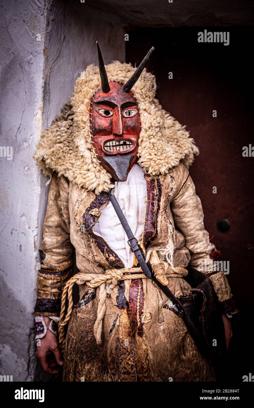 Portrait d'un homme vêtu d'un costume de « buso » portant un masque corné lors des festivités annuelles du buso à Mohacs, dans le sud de la Hongrie Banque D'Images