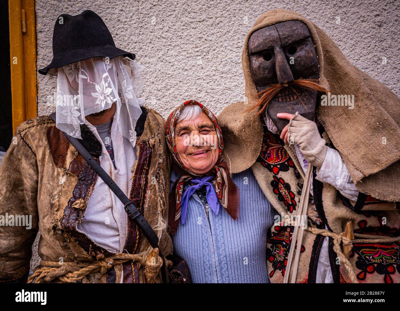 Deux hommes vêtus d'un costume de « buso » avec une femme âgée pendant les festivités annuelles du buso à Mohacs, dans le sud de la Hongrie Banque D'Images