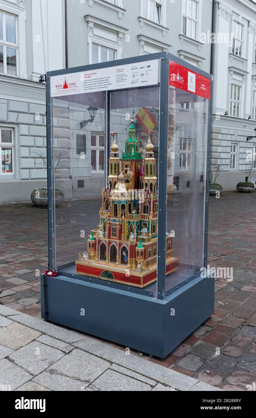 Une scène de nativité exposée dans un verre lors d'un décembre à Cracovie, en Pologne Banque D'Images