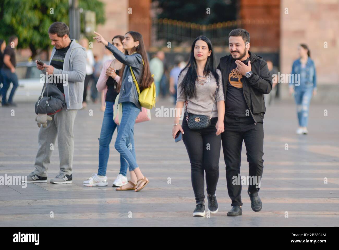 Jeune couple arménien sur place de la République, Erevan, Arménie Banque D'Images