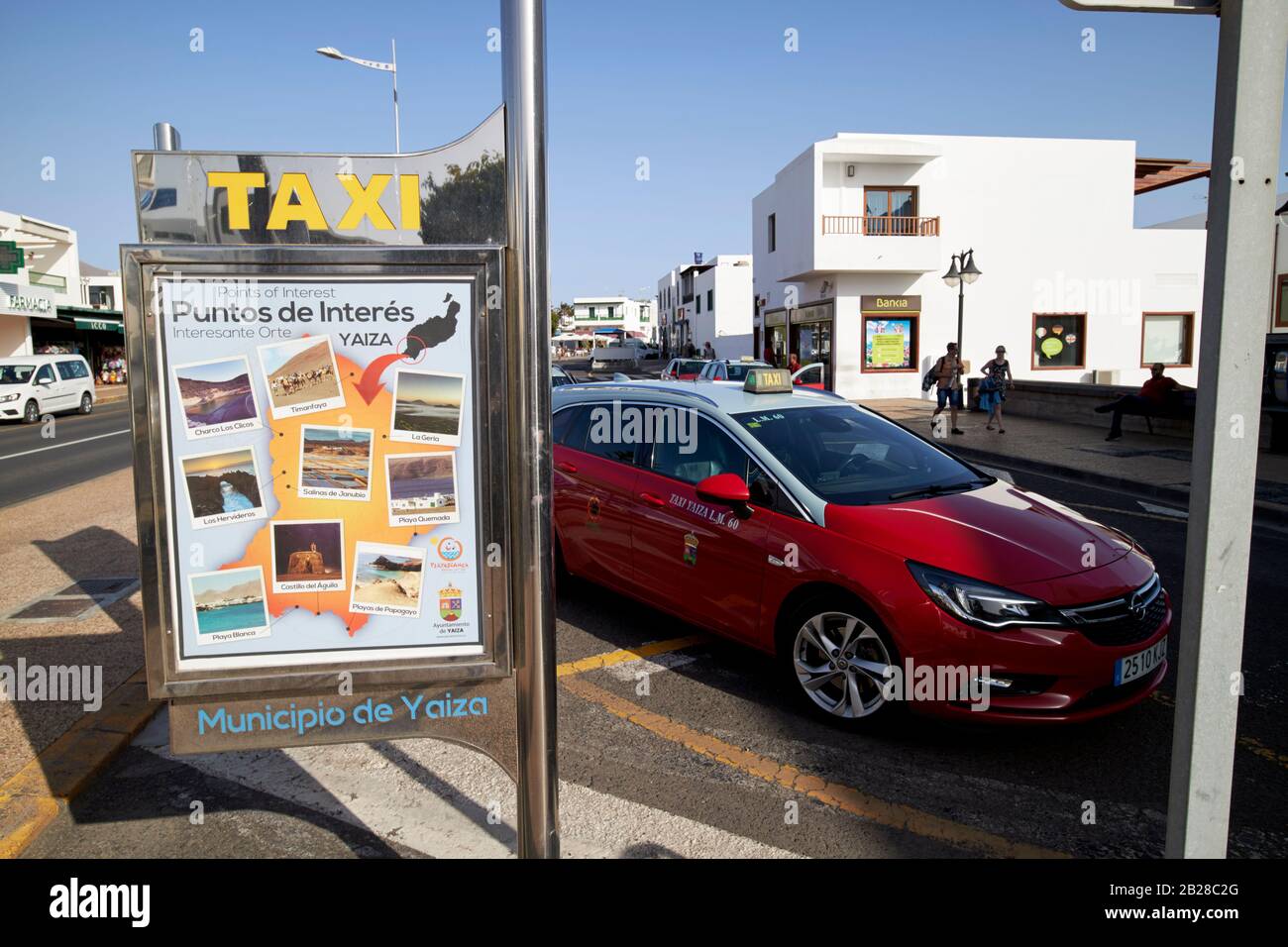 Rangée de taxis rouges et argentés de yaiza dans le centre de playa blanca Lanzarote îles canaries espagne Banque D'Images