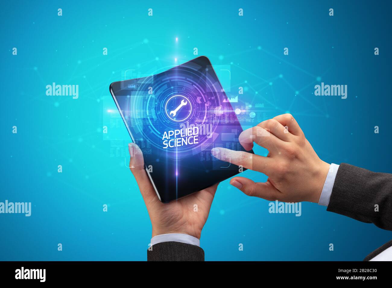 Businessman holding a smartphone pliable avec inscription INTERNET, nouvelle technologie concept science appliquée Banque D'Images