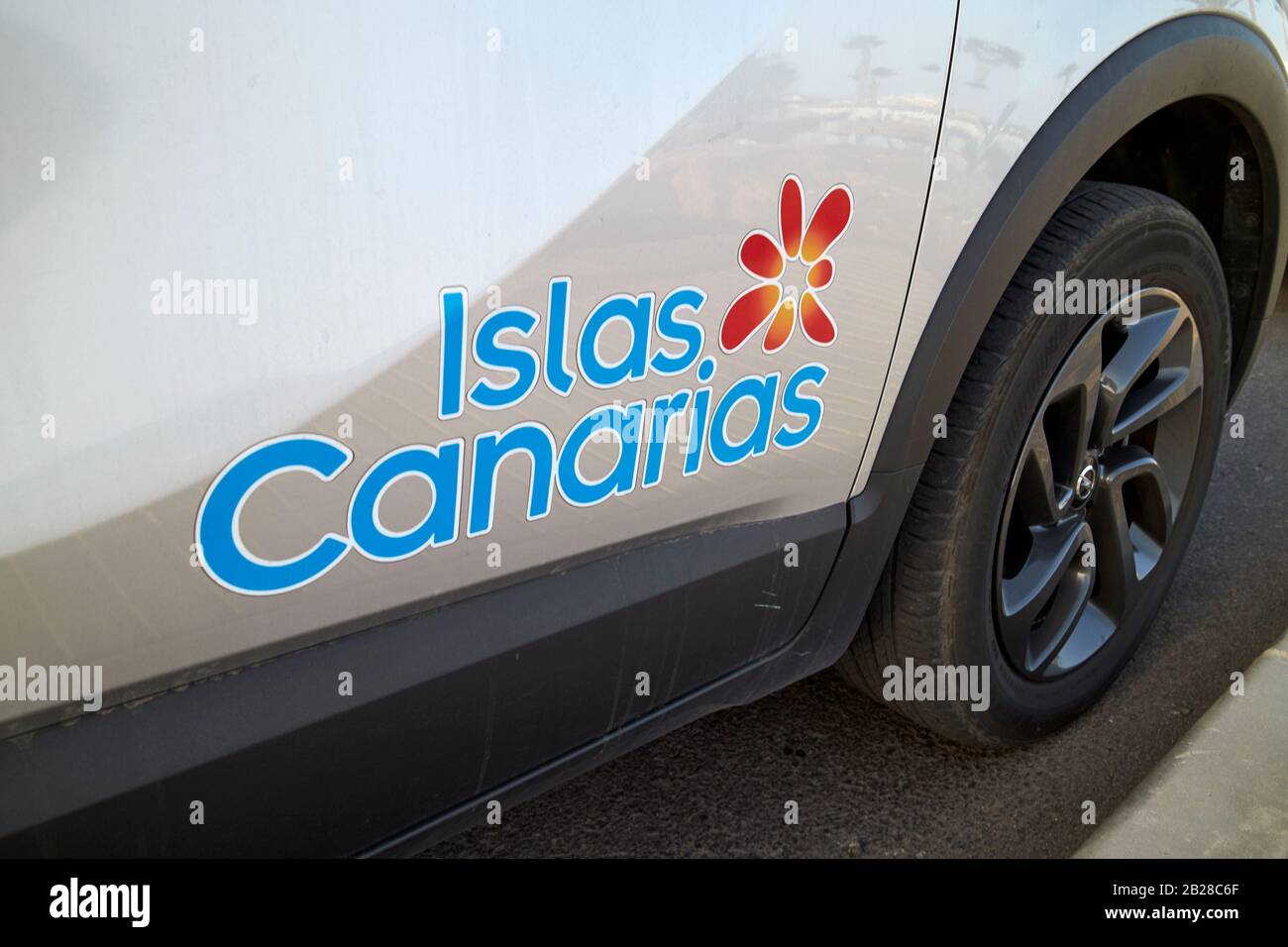 Logo Islas canarias sur le côté d'une voiture de location dans les îles canaries de Lanzarote espagne Banque D'Images