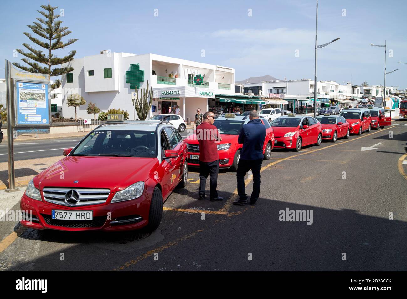 Rangée de taxis rouges et argentés de yaiza dans le centre de playa blanca Lanzarote îles canaries espagne Banque D'Images