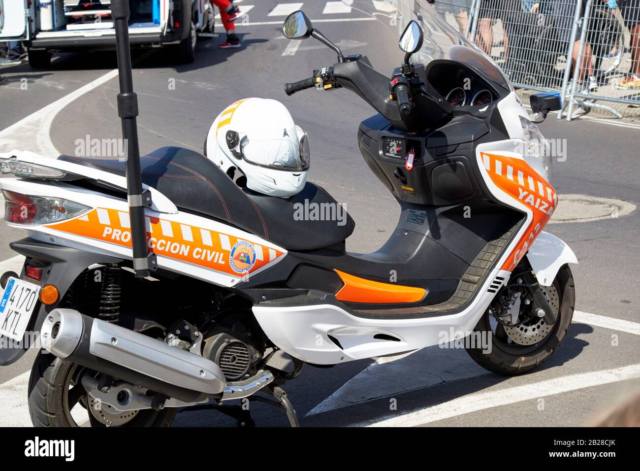 Proteccion civil défense véhicule ayuntamiento de yaiza réponse espagnole scooter cyclomoteur local Lanzarote îles canaries espagne Banque D'Images