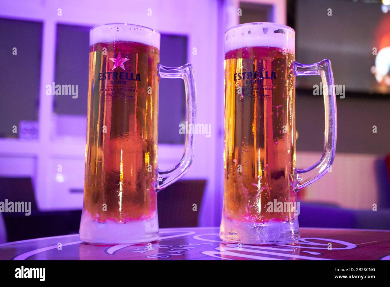 Deux verres froids de glace de la bière espagnole estrella damm dans un bar à Lanzarote îles canaries espagne Banque D'Images